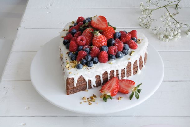 Elegante Kuchenplatte mit leckerem Kuchen - stilvolle Präsentation für süße Versuchungen.
