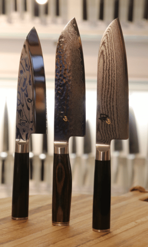 Drei japanische KOchmesser präsentiert vor einer schön erleuchteten miori Messervitrine