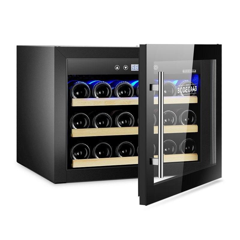 BODEGA43 Einbau-Weinklimaschrank, 18 Flaschen, Tür geöffnet, Innenansicht, Holzböden, blaue LED-Beleuchtung
