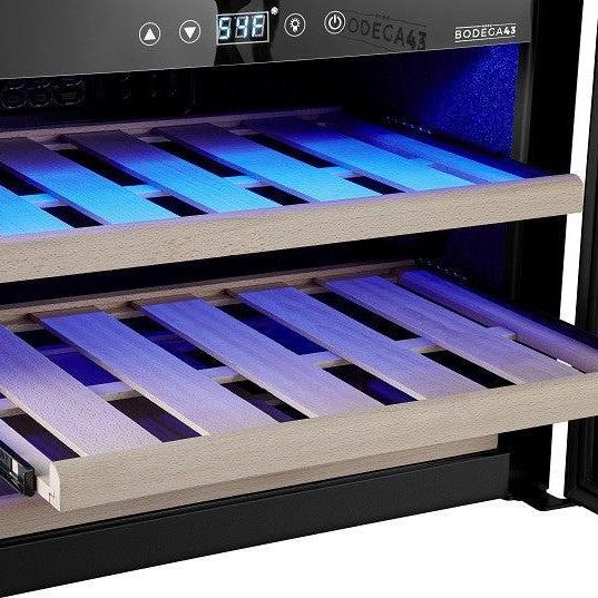 BODEGA43 Weinklimaschrank: Ausziehbare Buchenholz-Schubladen für Flaschenlagerung, blaue LED-Innenbeleuchtung