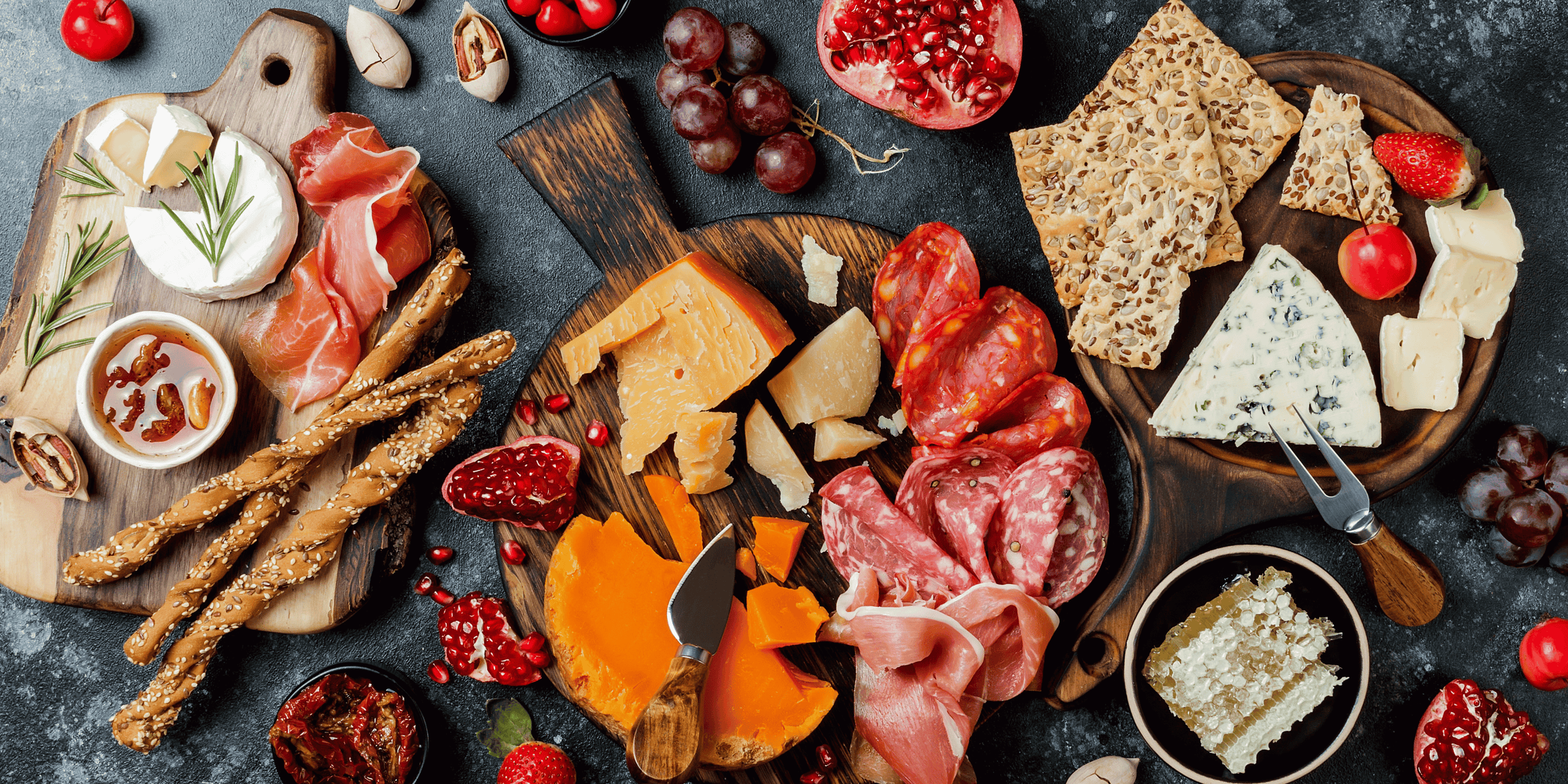 Antipasti-Brett mit Käse, Salami, Feigen und Oliven bei miori in Saarbrücken