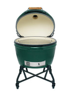 Big Green Egg 2XL mit aufgeklapptem Deckel auf schwarzem Nest, Blick auf Edelstahlrost und helle Keramik-Brennkammer.