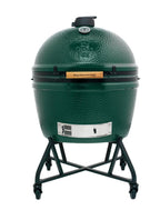 Big Green Egg 2XL Keramikgrill geschlossen im schwarzen Nest mit Rollen, Frontansicht mit Deckelthermometer.