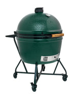 Big Green Egg 2XL Keramikgrill geschlossen im fahrbaren Nest mit Seitenablage, Schrägansicht in Grün.