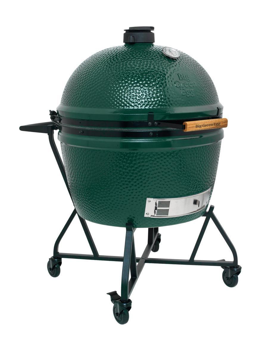 Big Green Egg 2XL Keramikgrill geschlossen im fahrbaren Nest mit Seitenablage, Schrägansicht in Grün.