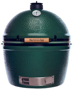 Geschlossener Big Green Egg 2XL Keramikgrill in Grün mit Deckelthermometer und Edelstahl-Luftschieber, Frontansicht.
