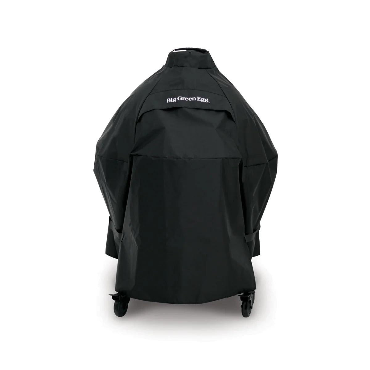 Schwarze Big Green Egg Abdeckhaube IntEGGrated Nest für XL, L und Frame M über dem fahrbaren Grill mit Rollen.