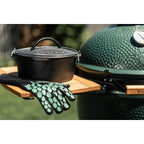 Akazien-Seitentisch am Big Green Egg mit schwarzem Dutch Oven und Grillhandschuh