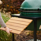 Klappbarer Holz-Seitentisch des EGG Frame neben einem grünen Big Green Egg