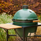 Grüner Big Green Egg im EGG Frame mit angesetztem Holz-Seitentisch