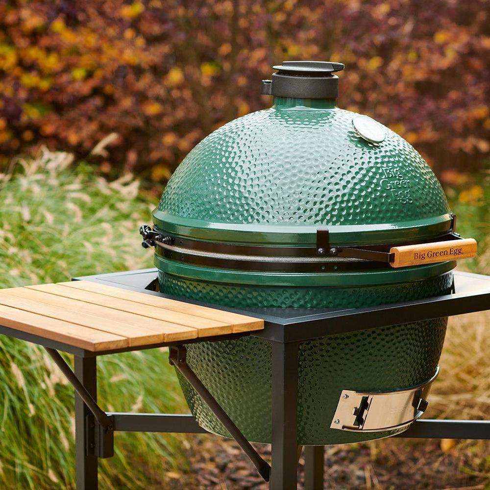 Grüner Big Green Egg im EGG Frame mit angesetztem Holz-Seitentisch