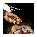 Gewürzte Rippchen räuchern auf dem Big Green Egg mit aufsteigendem Rauch der Hickory-Chips