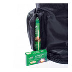 Seitenfach des Big Green Egg Beutels mit langen Streichhölzern, davor eine Schachtel SpeediLight Anzünder.