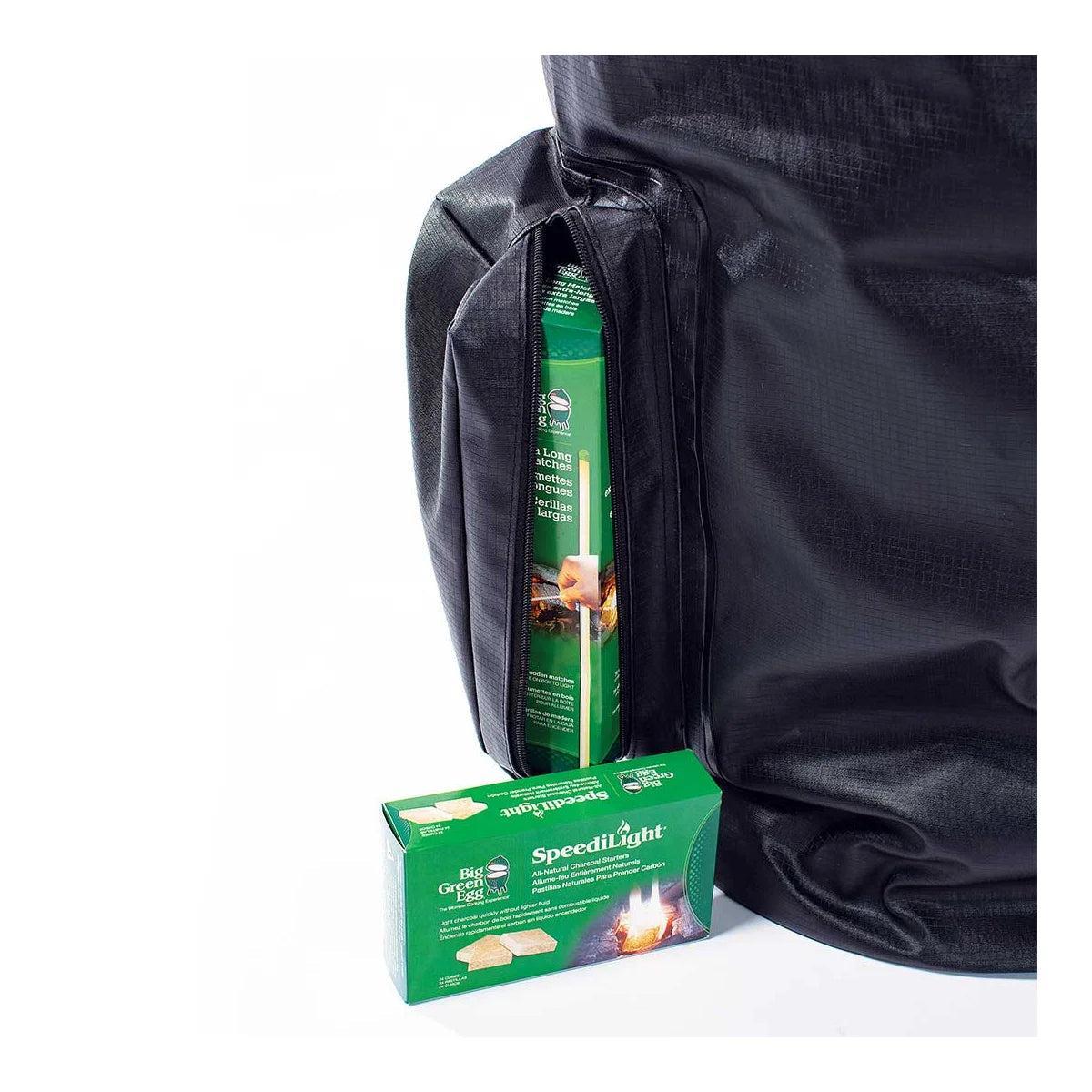 Seitenfach des Big Green Egg Beutels mit langen Streichhölzern, davor eine Schachtel SpeediLight Anzünder.