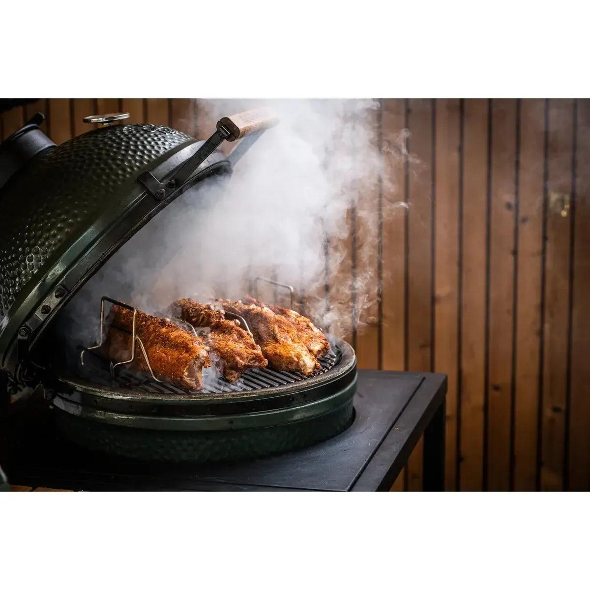 Rippchen räuchern auf dem Big Green Egg mit dem milden Rauch von Kirsche-Chips