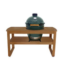 Big Green Egg Large eingebaut in einen Tisch aus Eukalyptusholz mit Ablageboden, freigestellt