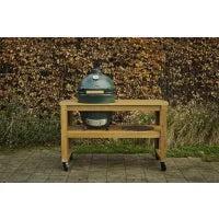 Big Green Egg in einem Eukalyptustisch mit Rollen im Garten vor einer Laubhecke