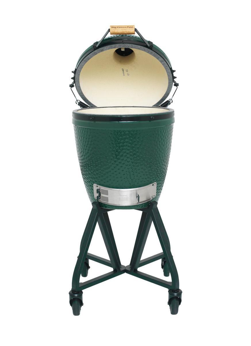 Big Green Egg Medium auf Nest mit geöffnetem Deckel und Blick auf den keramischen Innenraum