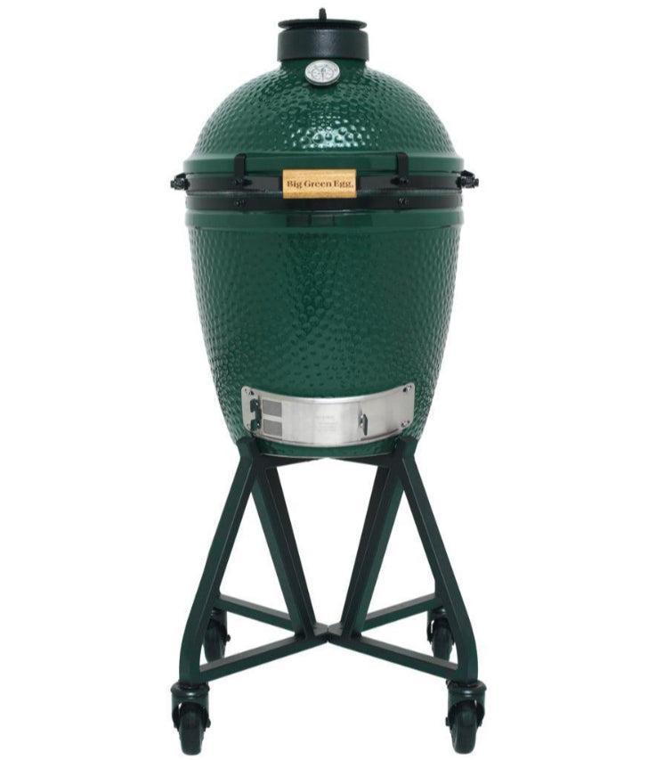 Big Green Egg Medium geschlossen auf dem fahrbaren Nest-Untergestell in Frontansicht
