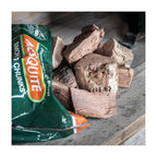 Geöffneter Beutel Big Green Egg Mesquite Chunks mit herausfallenden Räucherholzstücken