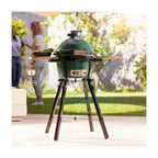 Big Green Egg MiniMax auf dem Portable Nest MX mit ausgeklappten Seitenablagen im Garten
