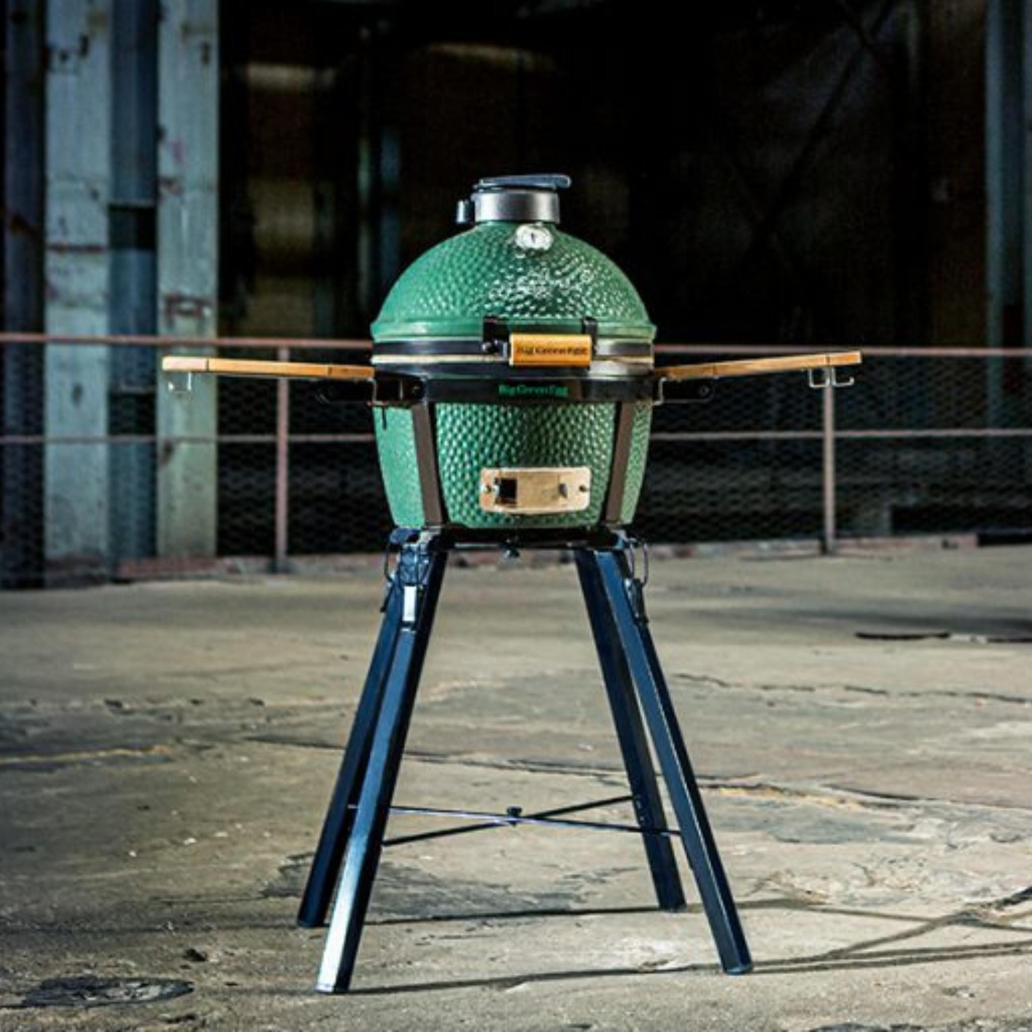 Big Green Egg MiniMax auf dem hohen Portable Nest in einer Industriehalle