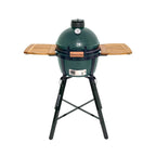 MiniMax Big Green Egg auf Standgestell mit zwei ausgeklappten Akazien-Seitentischen
