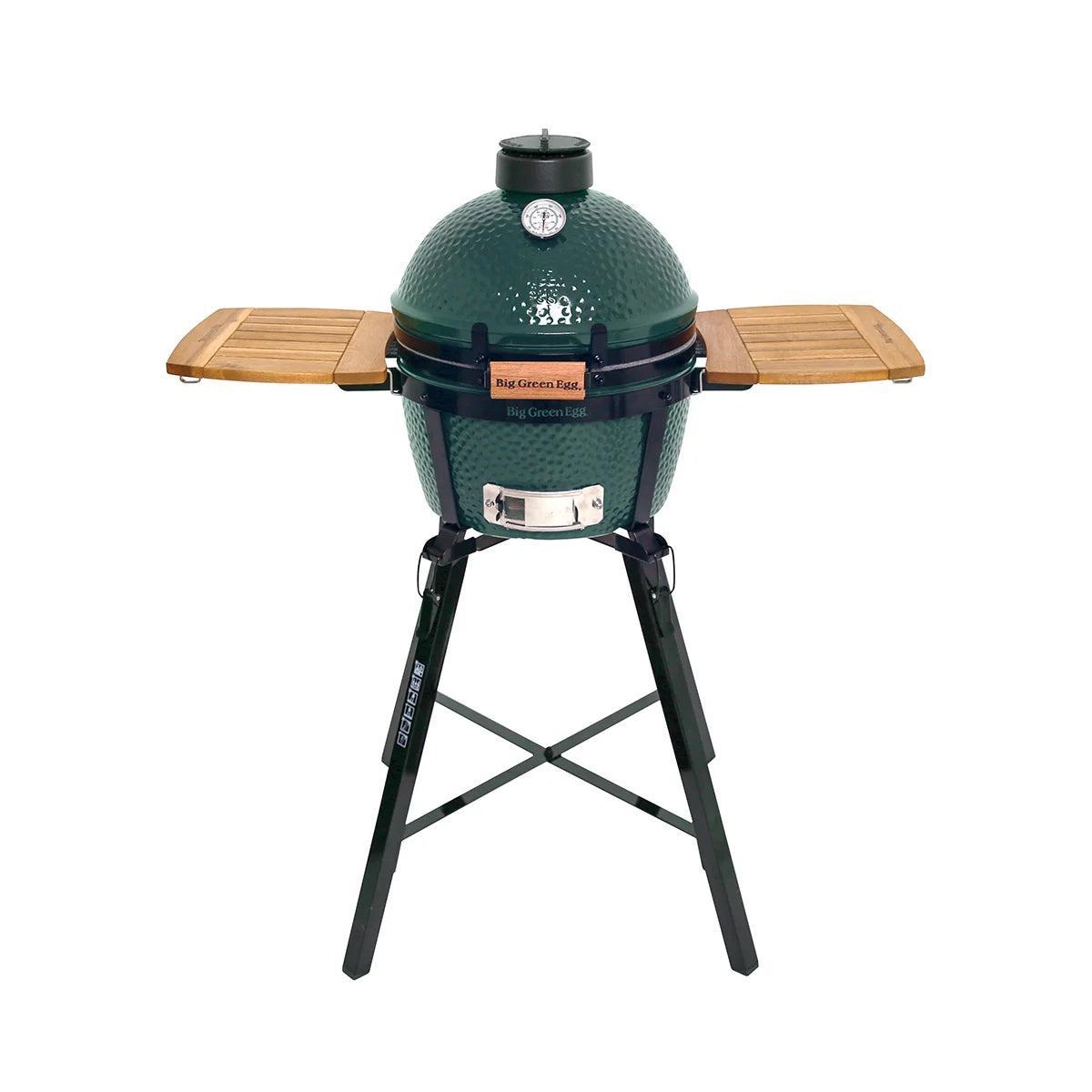 MiniMax Big Green Egg auf Standgestell mit zwei ausgeklappten Akazien-Seitentischen