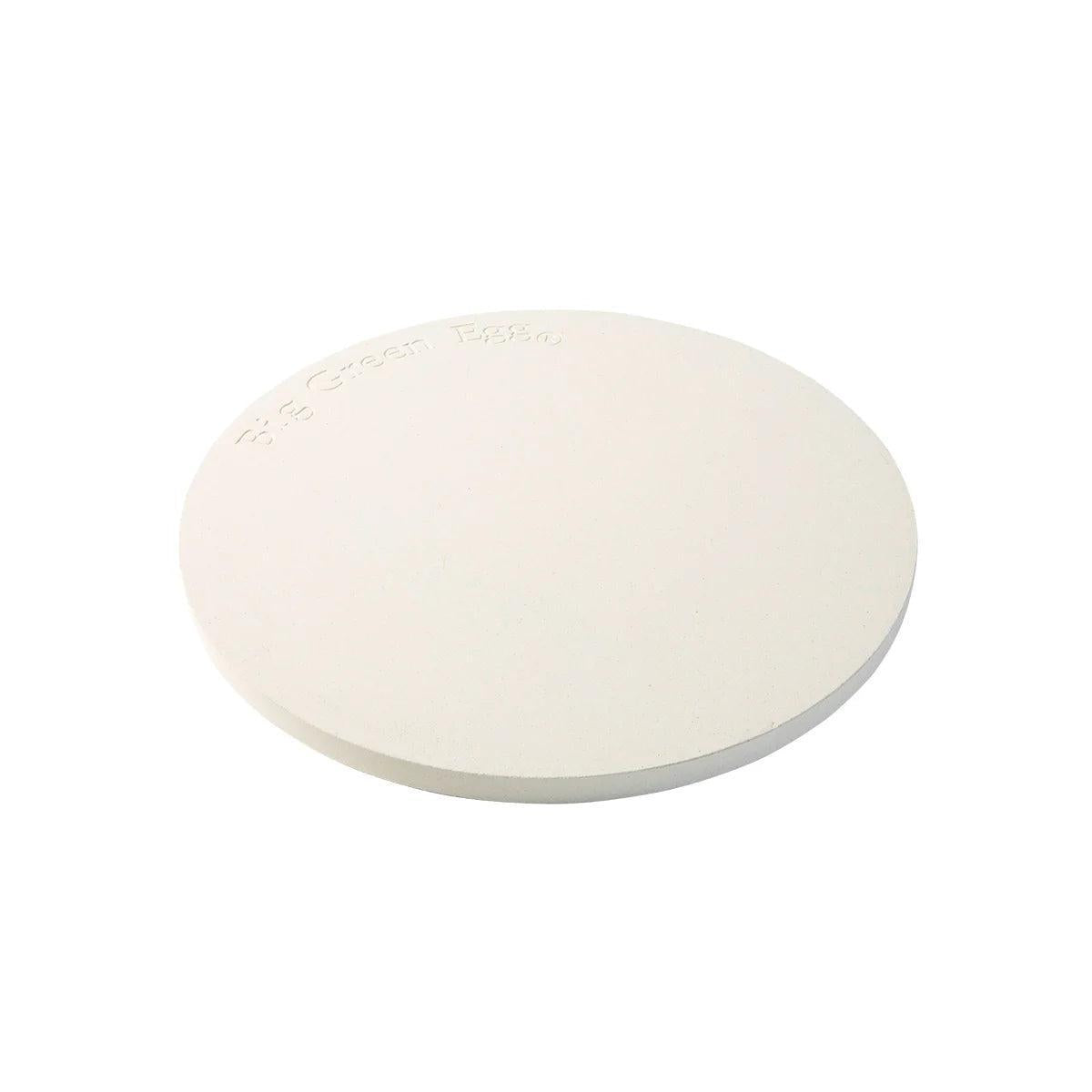 Runder cremefarbener Big Green Egg Back- und Pizzastein für M, MiniMax und S mit eingeprägtem Logo, freigestellt.