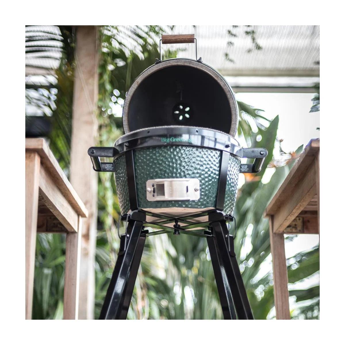 MiniMax Big Green Egg mit offenem Deckel auf mobilem Portable Nest MX im Wintergarten