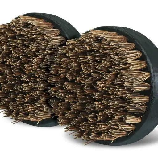 Zwei runde Ersatz-Schrubber-Pads mit Messingborsten für den Big Green Egg Rostschrubber, Nahaufnahme vor weißem Hintergrund.