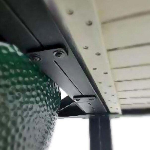 Schwarze Verbinder-Halterung unter einer Arbeitsplatte neben dem keramischen Big Green Egg