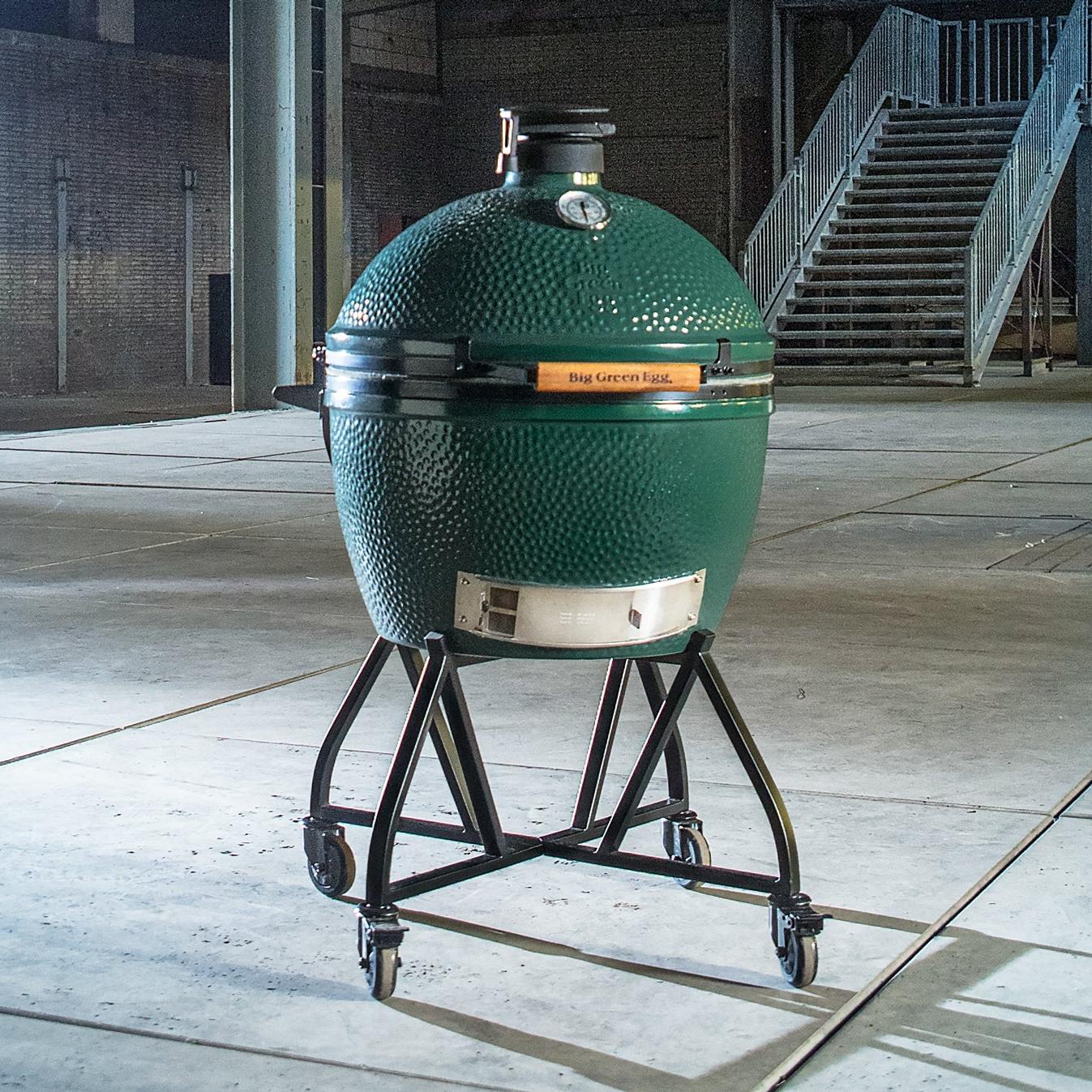 Big Green Egg XLarge auf schwarzem Nest-Rollgestell in einer Industriehalle