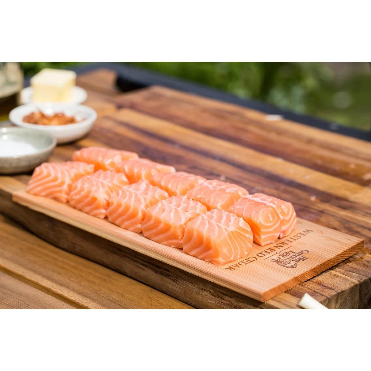 Tranchierter roher Lachs auf einer Western-Red-Cedar Grillplanke von Big Green Egg