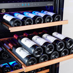 Ausgezogenes Holzregal des Bodega 43 B43145R mit liegenden Weinflaschen und digitaler Temperaturanzeige