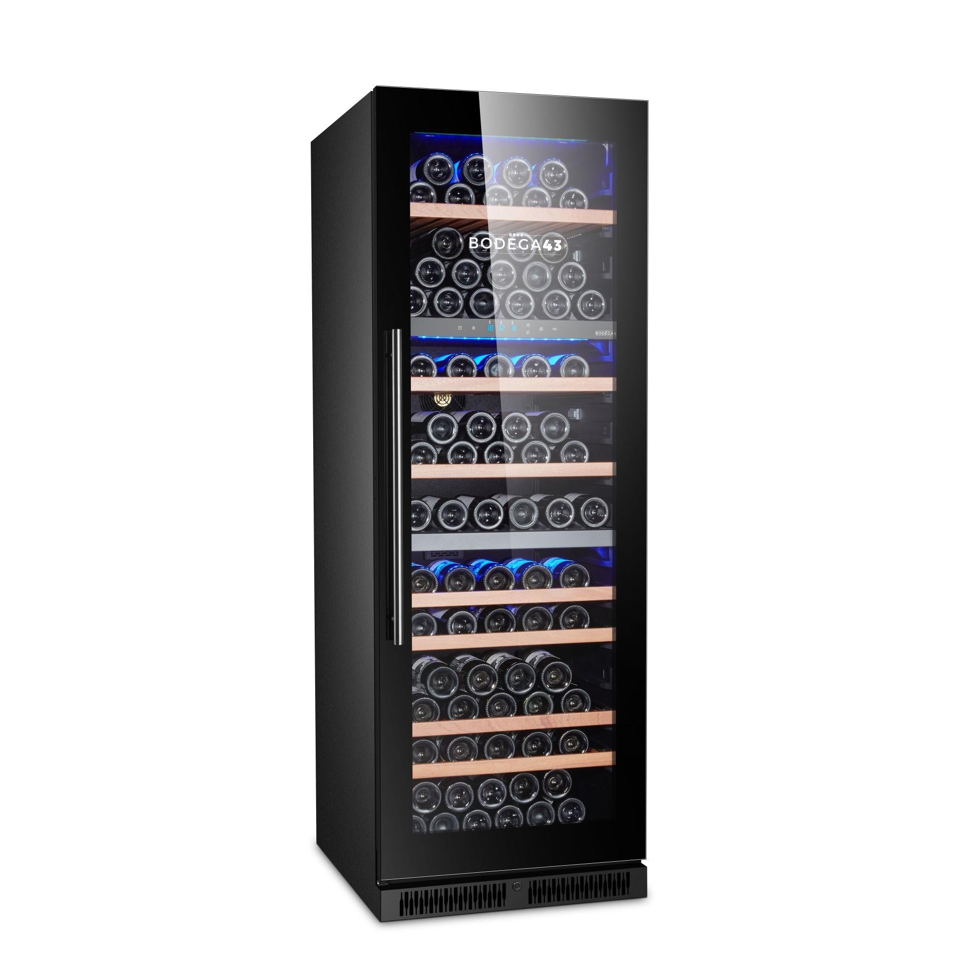 Bodega 43 Weinklimaschrank B43145R geschlossen, voll mit Weinflaschen, schwarze Glastür, freistehend