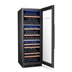 Bodega 43 Weinklimaschrank B43145R geöffnet, drei Zonen voll mit Weinflaschen auf Holzregalen, blaue LED