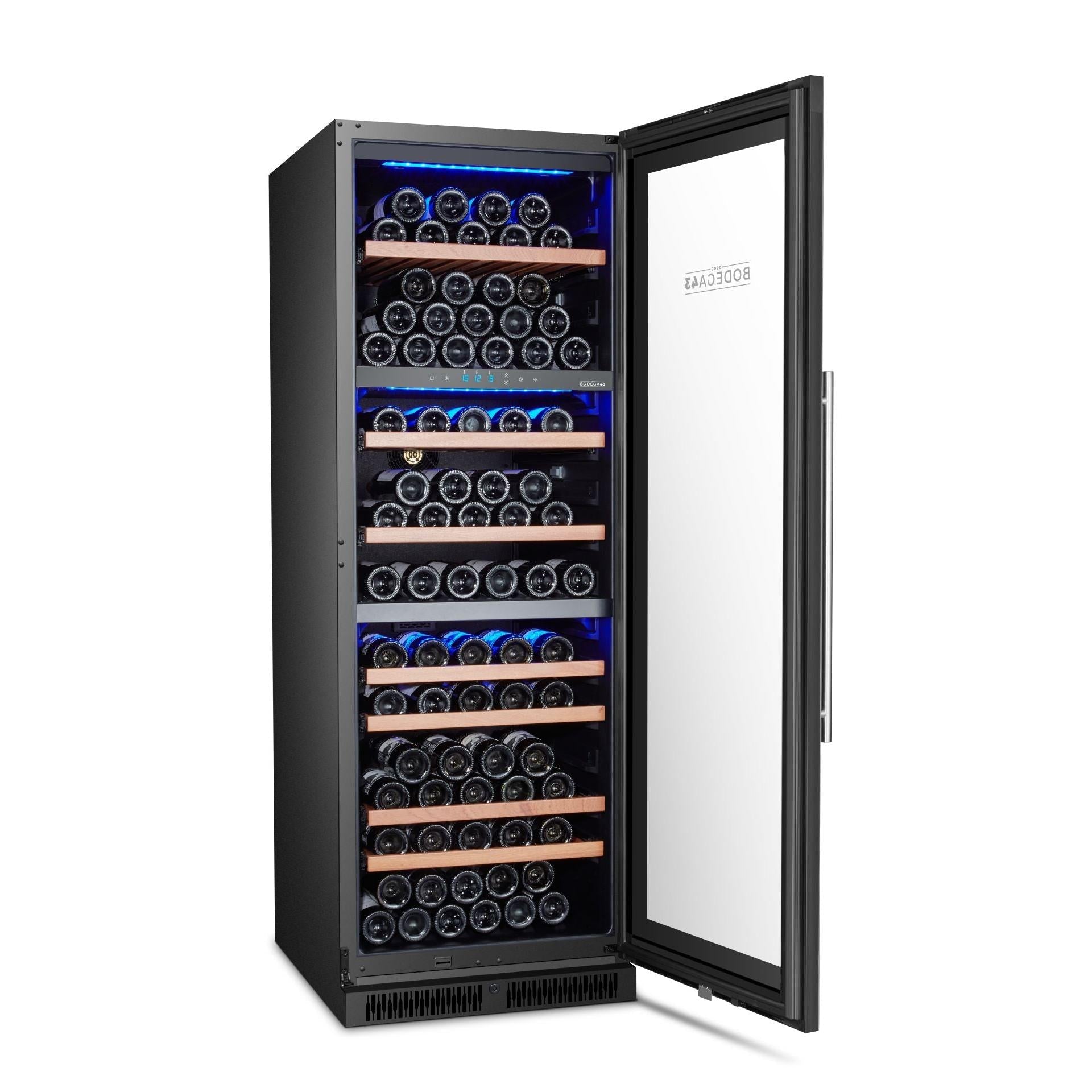 Bodega 43 Weinklimaschrank B43145R geöffnet, drei Zonen voll mit Weinflaschen auf Holzregalen, blaue LED