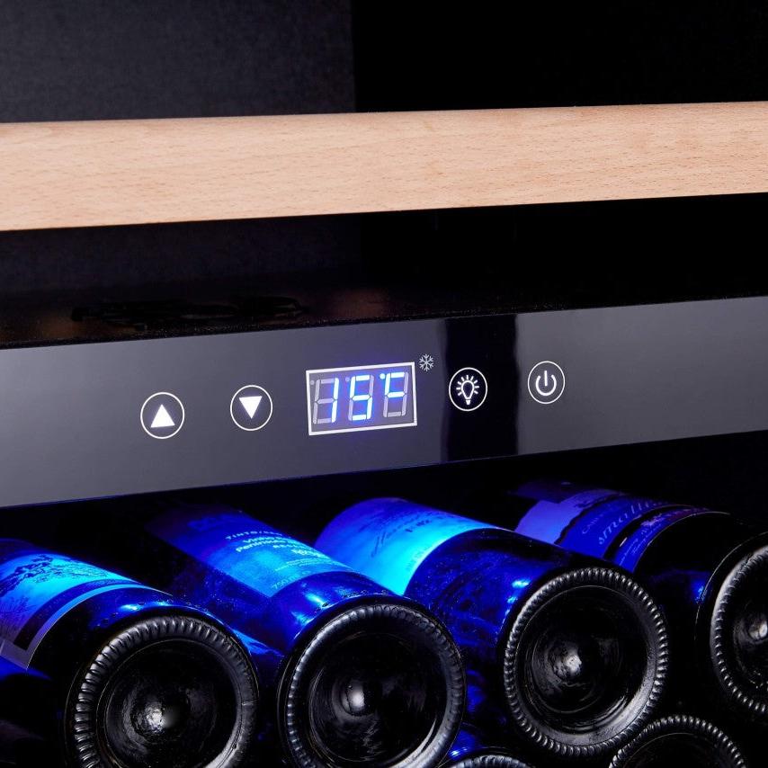 Bedien-Display des Bodega 43 B43180FL mit Temperaturanzeige über einer Reihe liegender Weinflaschen