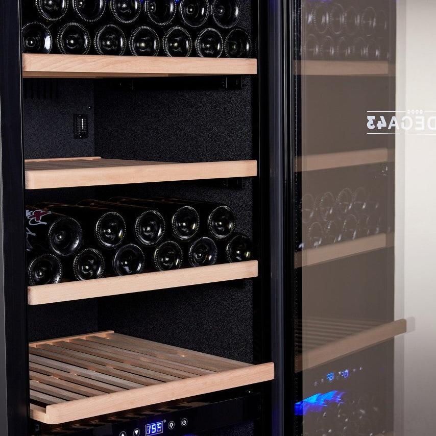 Innenansicht des Bodega 43 B43180FL mit ausziehbaren Holzregalen, teils gefüllt, Display unten sichtbar