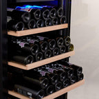 Ausgezogene Holzregale des Bodega 43 B43180FR voll mit liegenden Weinflaschen, blaue LED-Beleuchtung