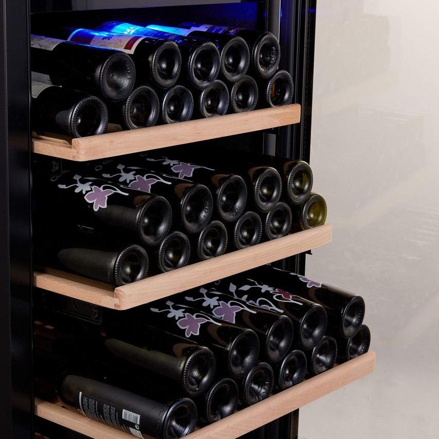 Ausgezogene Holzregale des Bodega 43 B43180FR voll mit liegenden Weinflaschen, blaue LED-Beleuchtung