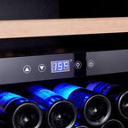 Bedien-Display des Bodega 43 B43180FR mit Temperaturanzeige über einer Reihe liegender Weinflaschen