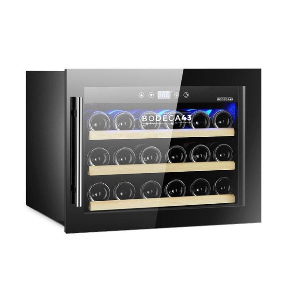 Bodega 43 Einbau-Weinklimaschrank B4318CL für 18 Flaschen, geschlossen, Glastür, drei Holzregale gefüllt