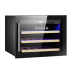 Bodega 43 Einbau-Weinklimaschrank B4318CL geschlossen, leerer Innenraum mit drei Holzregalen, Display oben