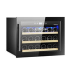 Bodega 43 Einbau-Weinklimaschrank B4318CR geschlossen, leerer Innenraum mit drei Holzregalen, Display oben