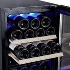 Detailaufnahme liegender Weinflaschen auf zwei Holzregalen im Bodega 43 B4322R, blaue LED-Beleuchtung