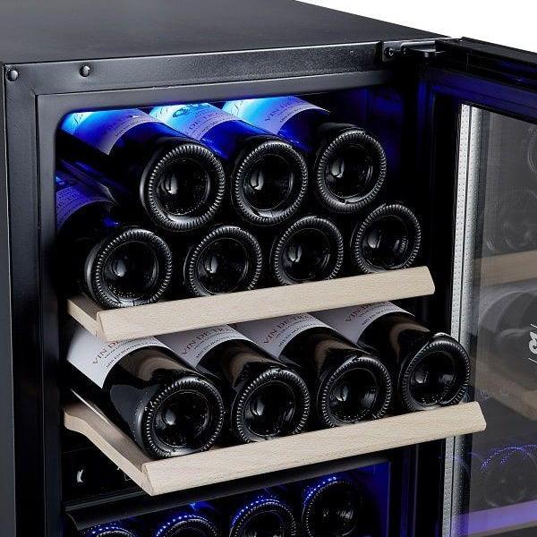 Detailaufnahme liegender Weinflaschen auf zwei Holzregalen im Bodega 43 B4322R, blaue LED-Beleuchtung