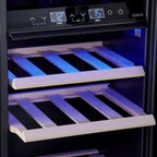 Leere Holzregale des Bodega 43 B4322R mit blauer LED und Doppel-Temperaturanzeige im Detail