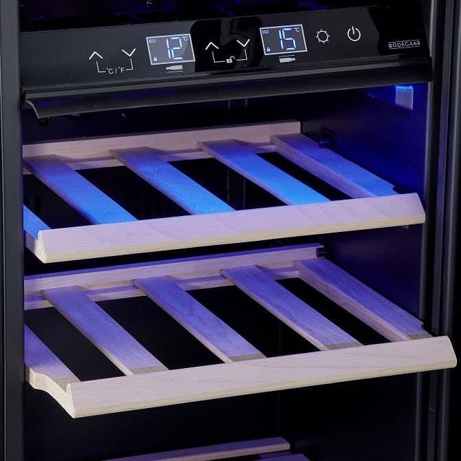 Leere Holzregale des Bodega 43 B4322R mit blauer LED und Doppel-Temperaturanzeige im Detail